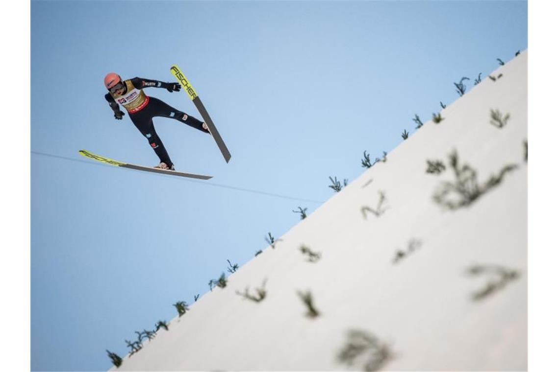 Flug-WM: Geiger und Co. müssen Medaillen schon abhaken Karl Geiger ist bei der Skiflug-WM mittlerweile weit abgeschlagen. Foto: Daniel Kopatsch/Fa/dpa