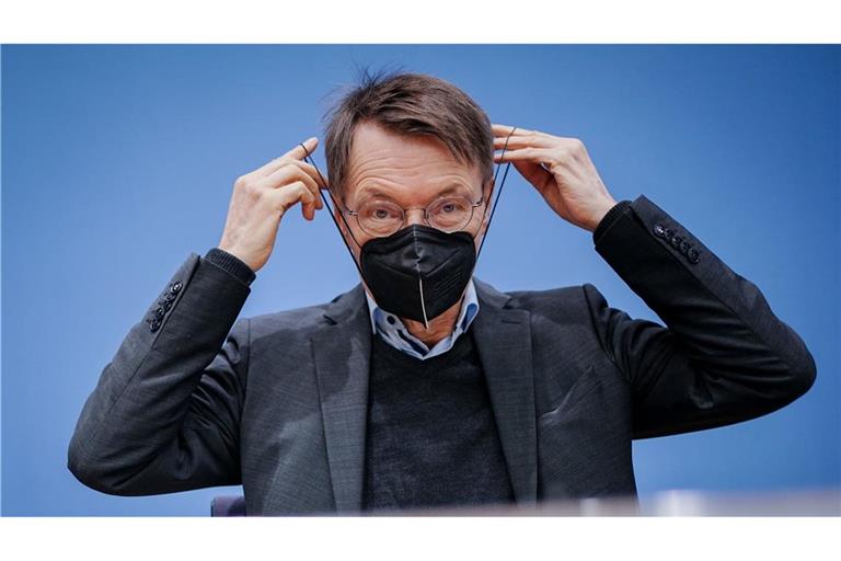 Karl Lauterbach, im Dezember 2022 noch mit FFP2-Maske, will eine schnelle Corona-Aufarbeitung und gibt Fehler in der Corona-Politik zu. (Archivfoto)