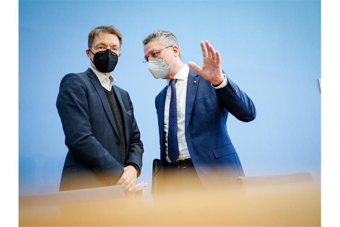 Lauterbach mahnt zu weiterer Vorsicht bei Corona-Kurs Karl Lauterbach (l) und Lothar Wieler nach der Pressekonferenz zur aktuellen Corona-Lage. Foto: Kay Nietfeld/dpa
