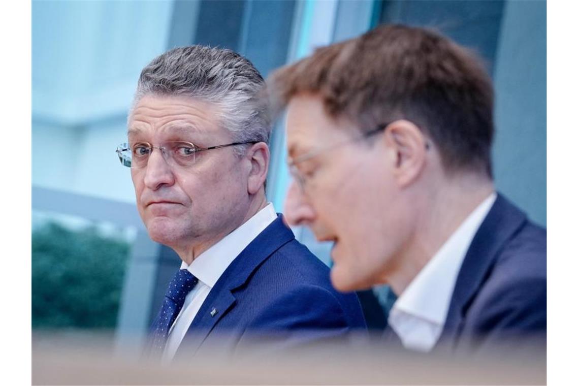 Lauterbach mahnt zu weiterer Vorsicht bei Corona-Kurs Karl Lauterbach und Lothar Wieler mahnen weiter zur Vorsicht. Foto: Kay Nietfeld/dpa