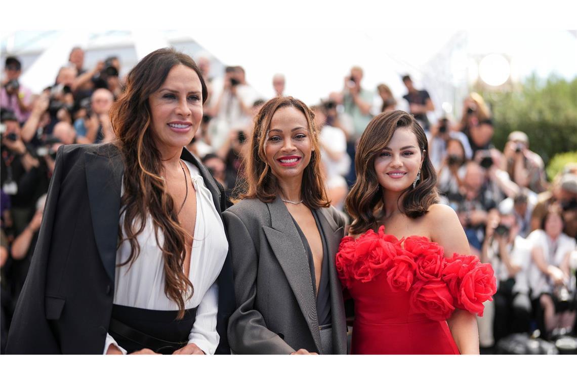 Karla Sofía Gascon (l-r), Zoe Saldana und  Selena Gomez stellen ihren Film in Cannes vor.