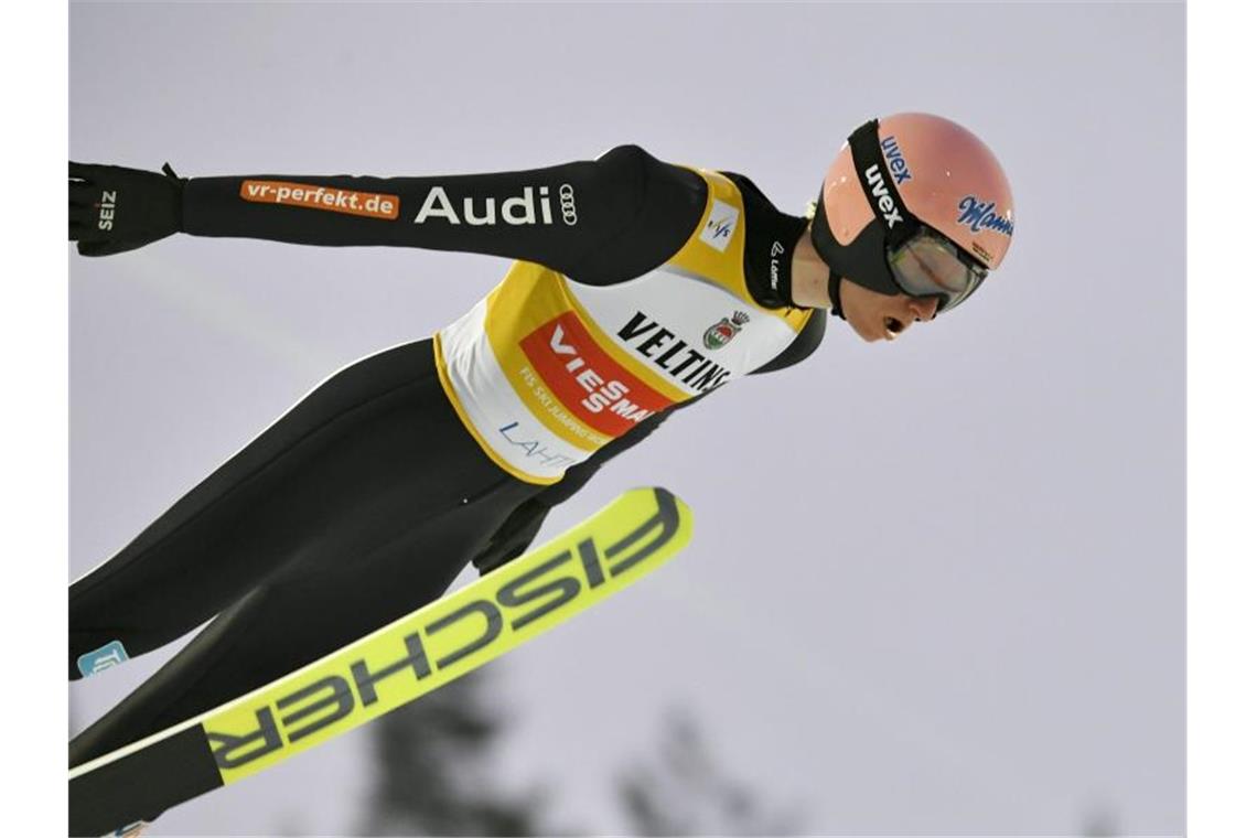 Flug-WM: Geiger und Co. müssen Medaillen schon abhaken Karl Geiger hat als bester Deutscher die nächste Runde bei der Skiflug-WM erreicht. Foto: Antti Yrjönen/Lehtikuva/dpa