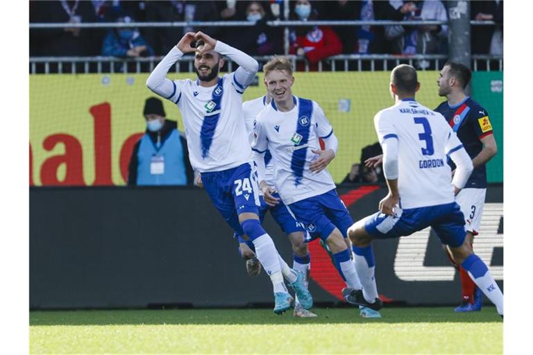 Karlsruhes Fabian Schleusener (l) jubelt nach dem 2:0. Foto: Frank Molter/dpa