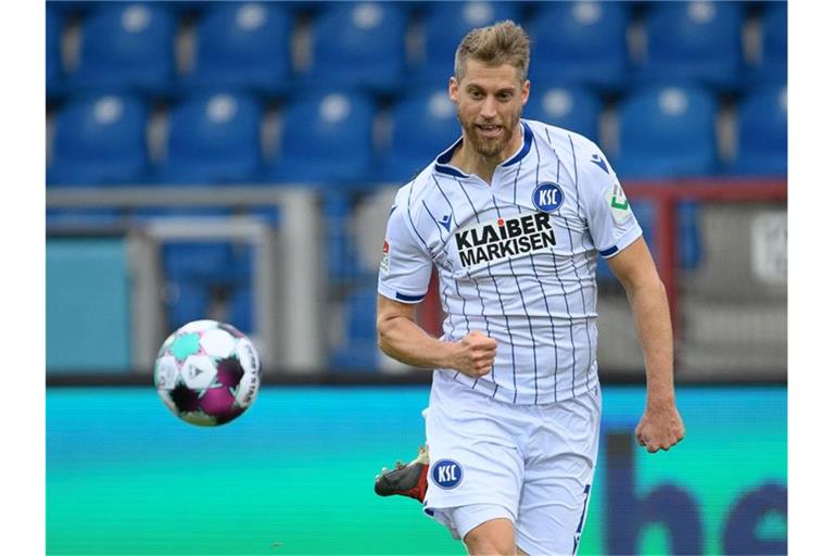 Karlsruhes Marc Lorenz spielt den Ball. Foto: Swen Pförtner/dpa/Archiv