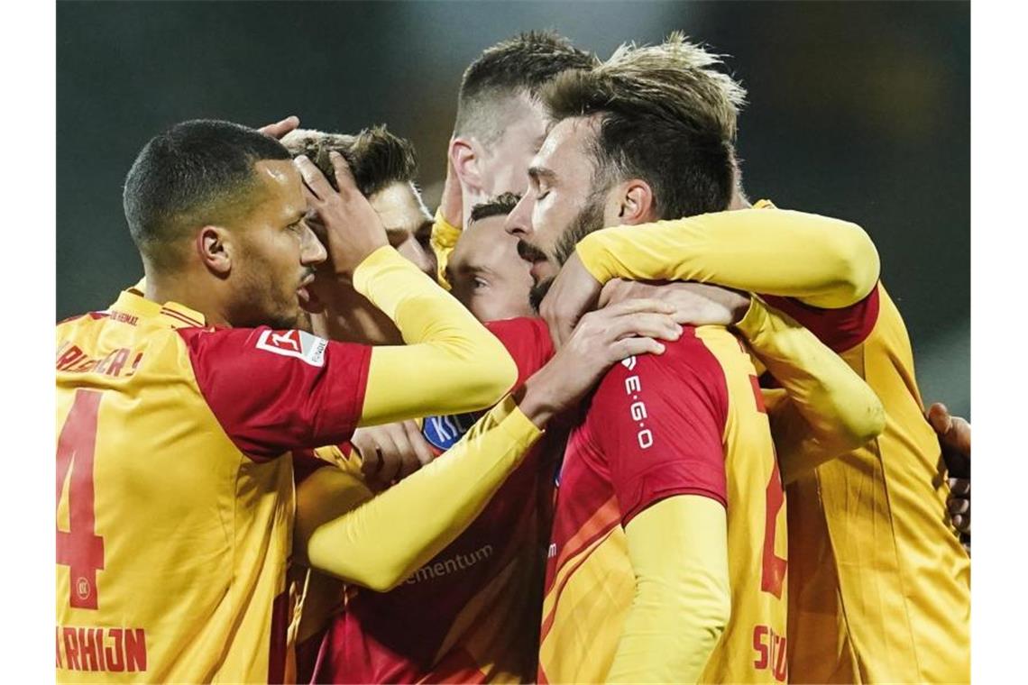 Karlsruhes Torschütze Fabian Schleusener (2.v.r.) jubelt mit Mannschaftskollegen über das Tor zum 0:1. Foto: Uwe Anspach/dpa