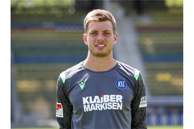 Karlsruhes Torwart Benjamin Uphoff steht am Spielfeldrand. Foto: Michael Deines//Michael Deines/Archivbild