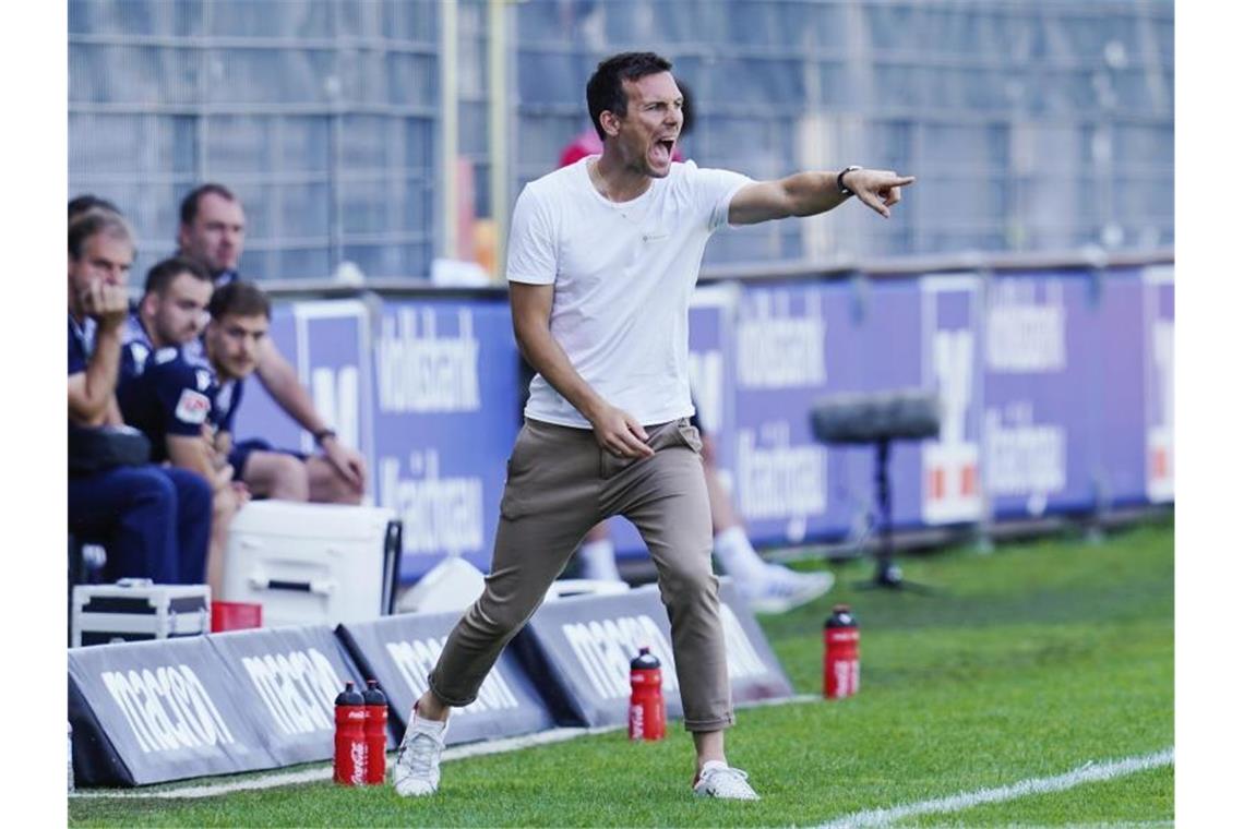 Karlsruhes Trainer Christian Eichner gestikuliert am Spielfeldrand. Foto: Uwe Anspach/dpa/Archivbild