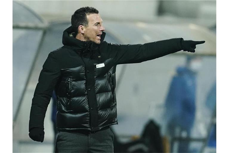 Karlsruhes Trainer Christian Eichner gestikuliert am Spielfeldrand. Foto: Uwe Anspach/dpa/Archivbild