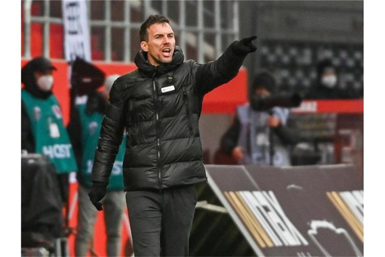 Karlsruhes Trainer Christian Eichner gibt seiner Mannschaft Anweisungen. Foto: Armin Weigel/dpa/Archivbild