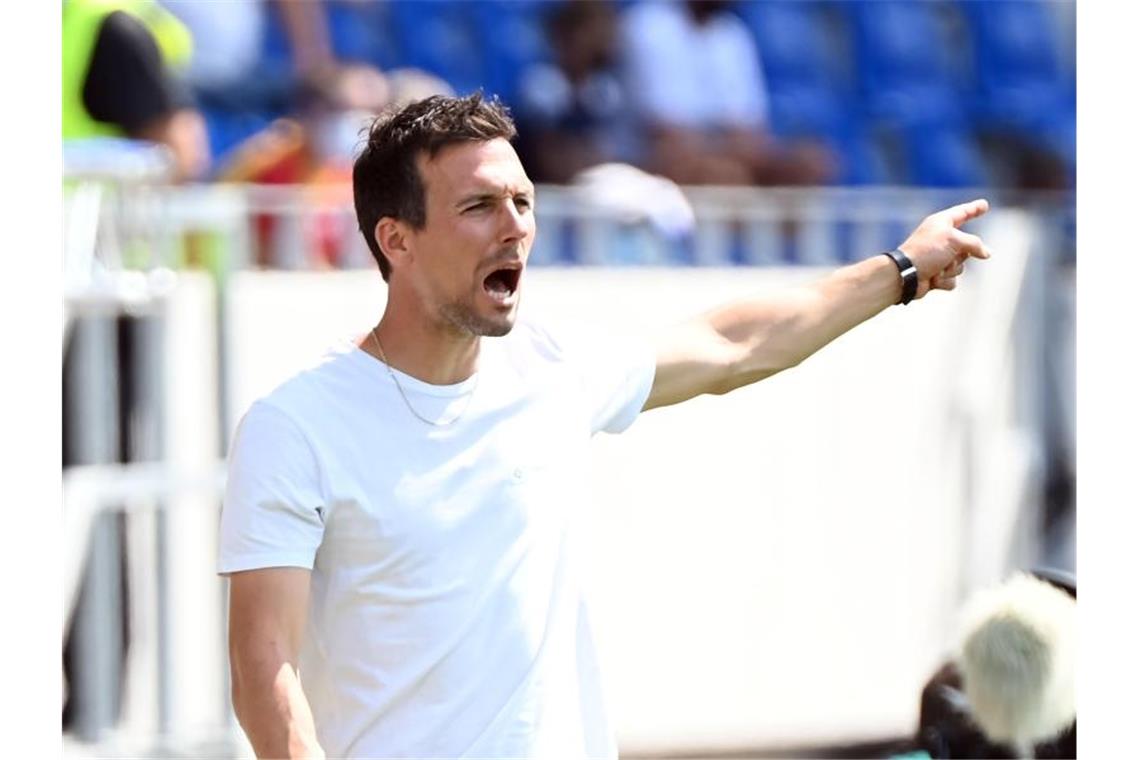 Karlsruhes Trainer Christian Eichner steht am Spielfeldrand. Foto: Uli Deck/dpa/Archivbild