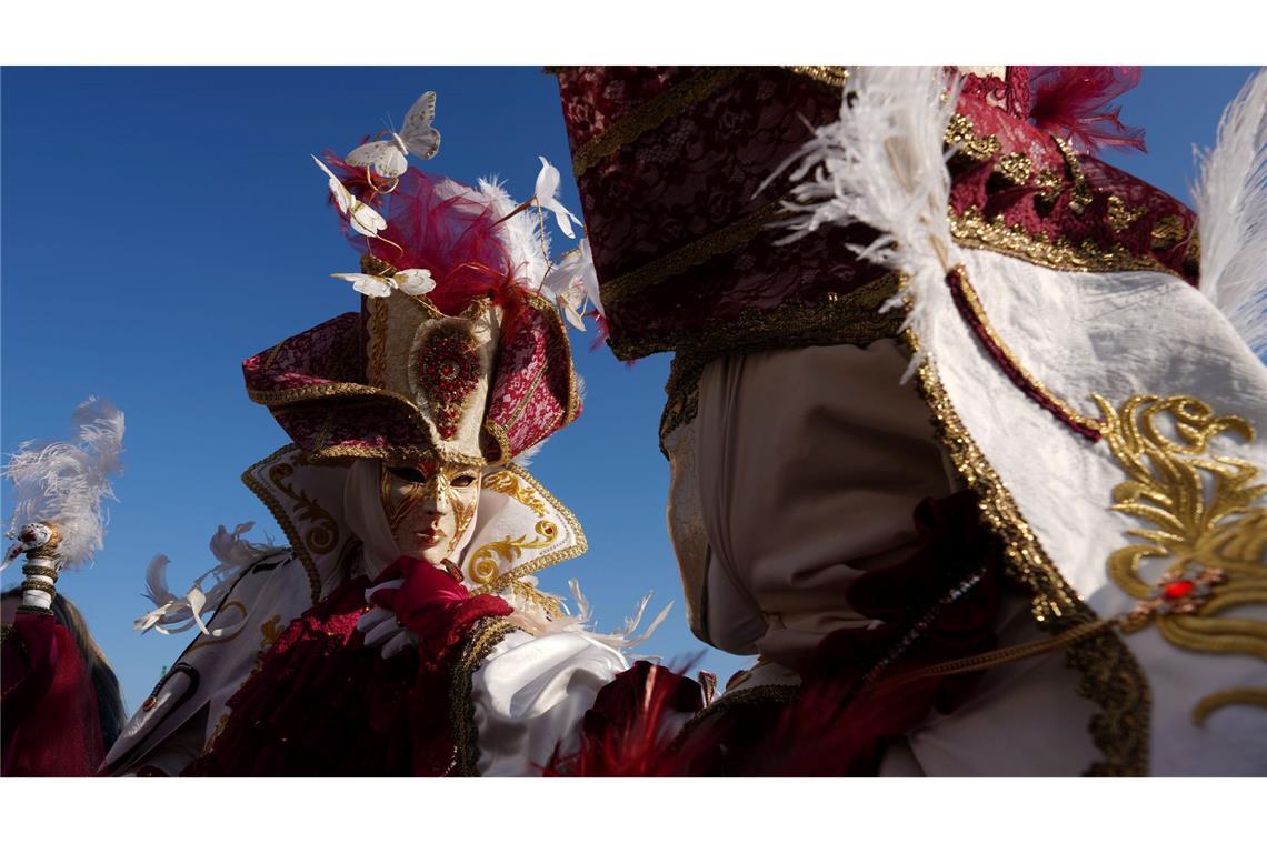 Karneval in Venedig: Ein Paar trägt Masken während des historischen Karnevals in Venedig.