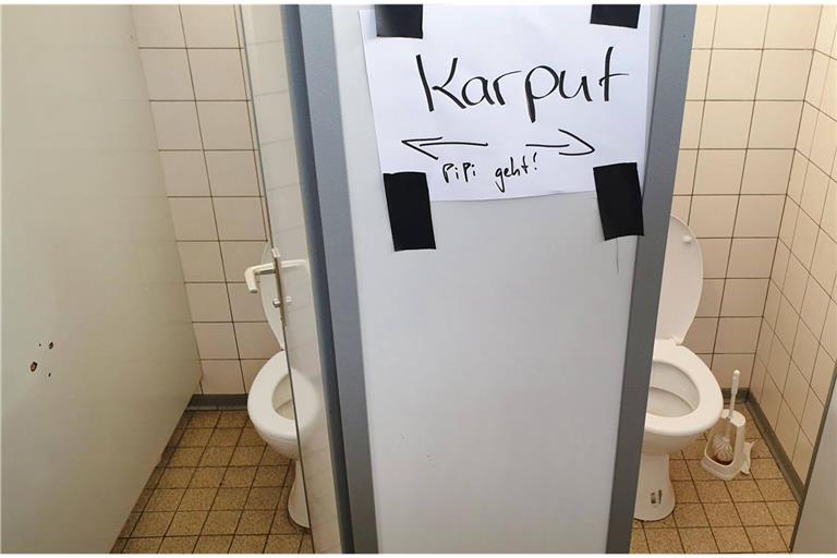 „Karput – PiPi geht“: Die falsche Rechtschreibung  an einer Toilettentür ausgerechnet an einer Schule ist genauso wenig vertrauenserweckend wie der sanitäre und hygienische Zustand dieses Schülerklos.