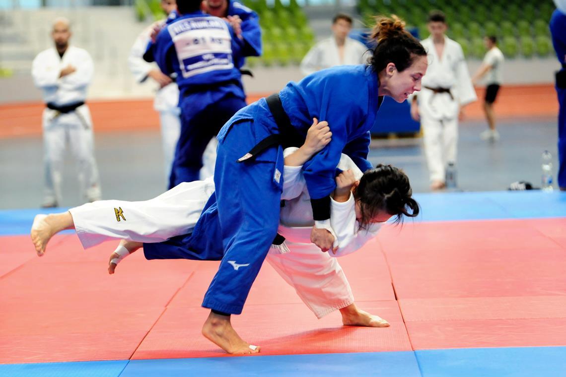 Katharina Menz (blauer Anzug) wird nicht an der Eröffnungsfeier teilnehmen, da sie schon morgen kämpfen muss. Foto: Photostampe