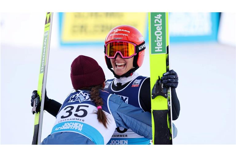 Katharina Schmid (r.) bejubelte in Lillehammer den 16. Weltcup-Sieg ihrer Karriere.