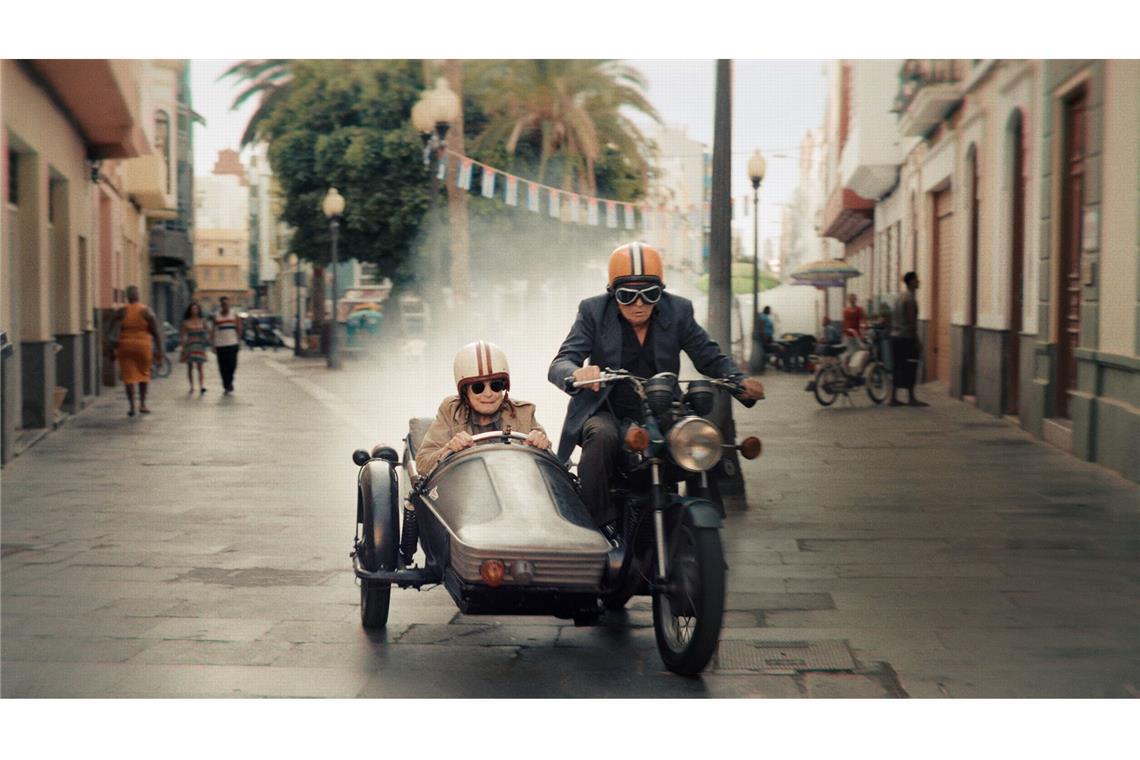 Katharina Thalbach (links) und Henry Hübchen düsen im historischen DDR-Fahrzeug durch Havanna.