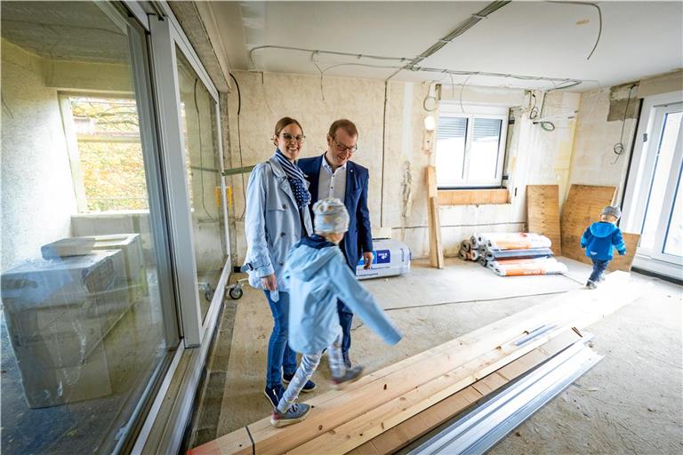 Katharina und Johannes haben ihren Spaß auf der Baustelle, die Eltern sind froh, wenn alles fertig ist. Im nächsten Frühjahr planen Kerstin und Maximilian Friedrich den Umzug nach Backnang. Zuvor erwartet das Paar aber noch sein drittes Kind. Foto: Alexander Becher