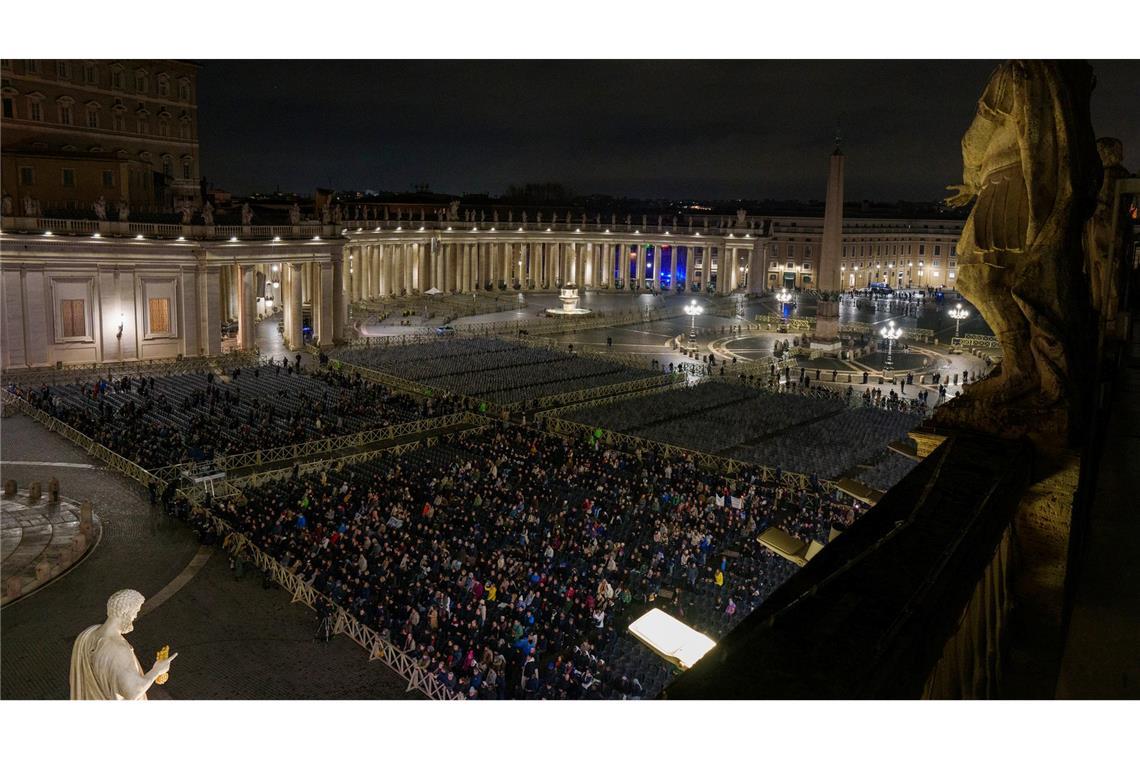 Katholische Gläubige nehmen an einem nächtlichen Rosenkranzgebet für die Gesundheit von Papst Franziskus auf dem Petersplatz teil.