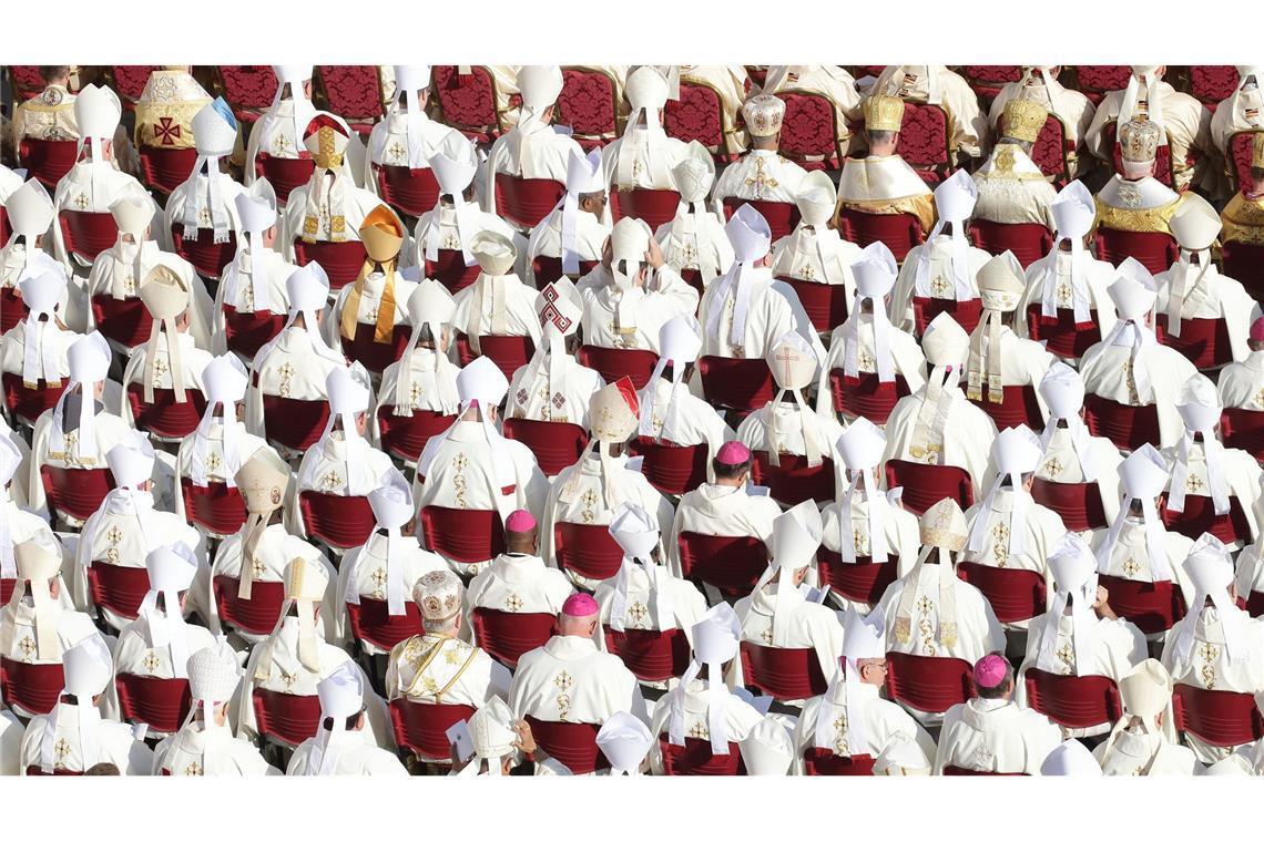 Katholische Kardinäle zu Beginn der Weltsynode bei einer Messe mit Papst Franziskus auf dem Petersplatz. (Archivbild)