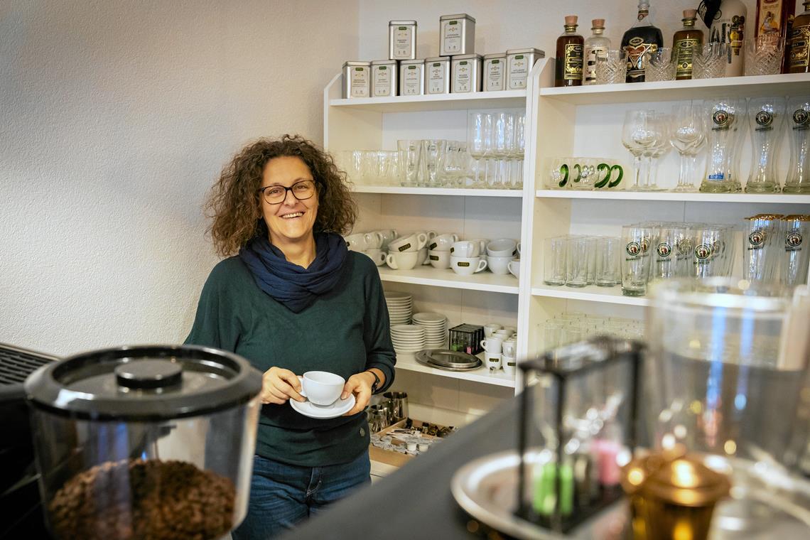 Katja Löffelhardt in ihrem neuen Café in Jux. Seit gestern ist es von Donnerstag bis Samstag geöffnet. Fotos: Alexander Becher