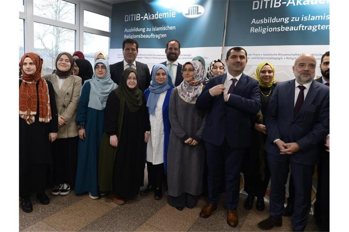 Ein Jahr Ditib-Imame „made in Germany“ Kazim Türkmen (2.v.r), Vorsitzender Ditib Bundesvorstand, und Markus Kerber (r.), Staatssekretär im Bundesinnenministerium, mit ersten Teilnehmern der Imam-Ausbildung. Foto: Roberto Pfeil/dpa