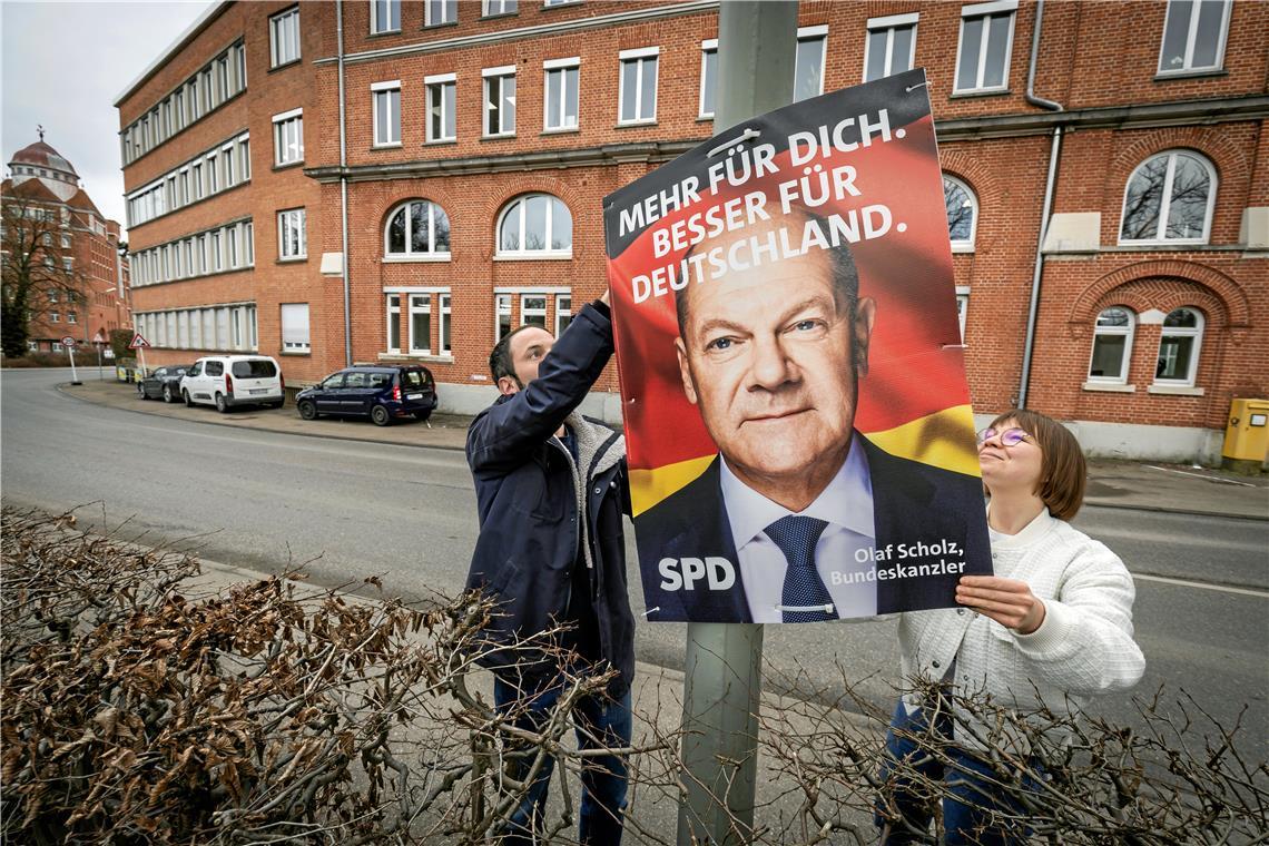 Kehraus im Wahlkampf: Miriam und Timo Haible hängen bei der Spinnerei in Backnang Wahlplakate ab. Foto: Alexander Becher