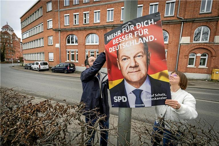 Kehraus im Wahlkampf: Miriam und Timo Haible hängen bei der Spinnerei in Backnang Wahlplakate ab. Foto: Alexander Becher