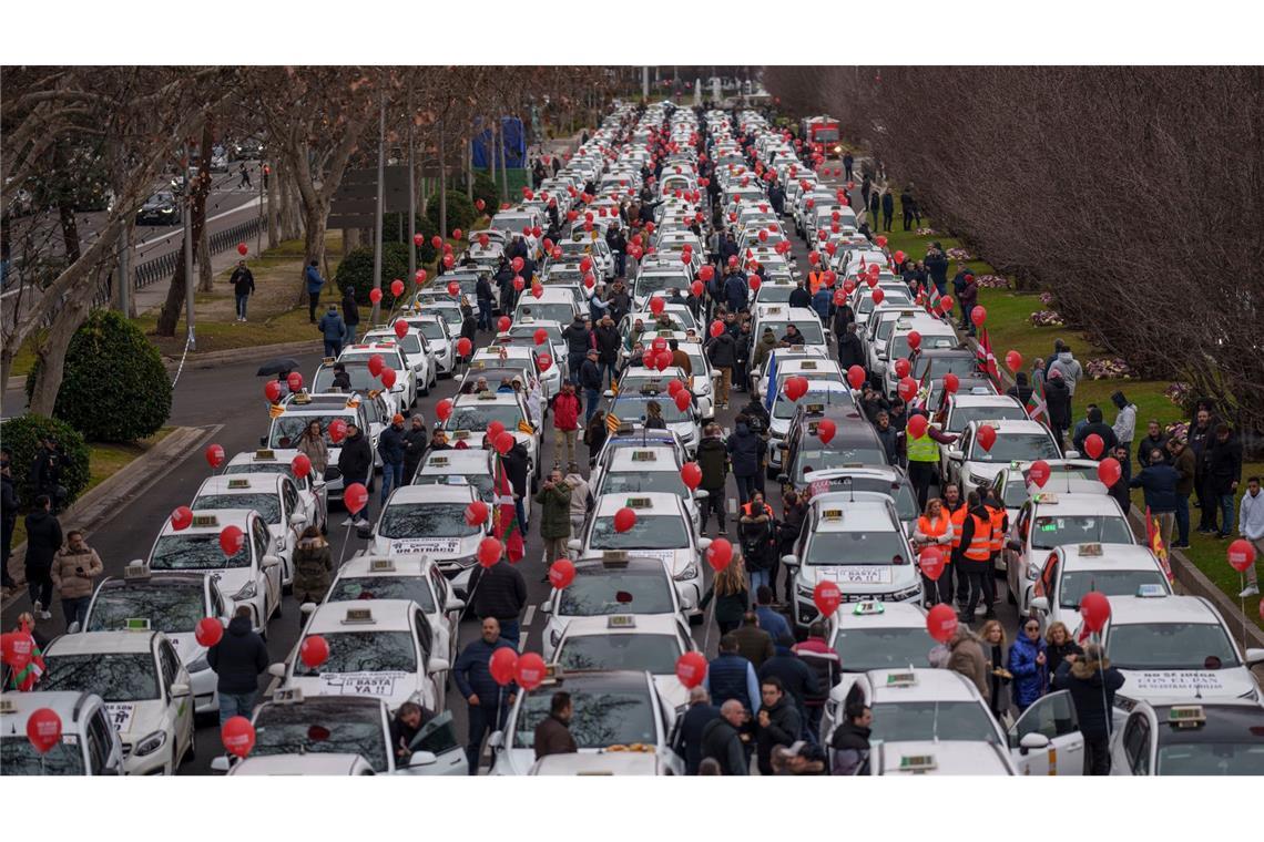 Kein Durchkommen: Taxifahrer in Spanien blockieren den Verkehrwährend einer Protestaktion gegen die Preiserhöhung bei den Autoversicherern.