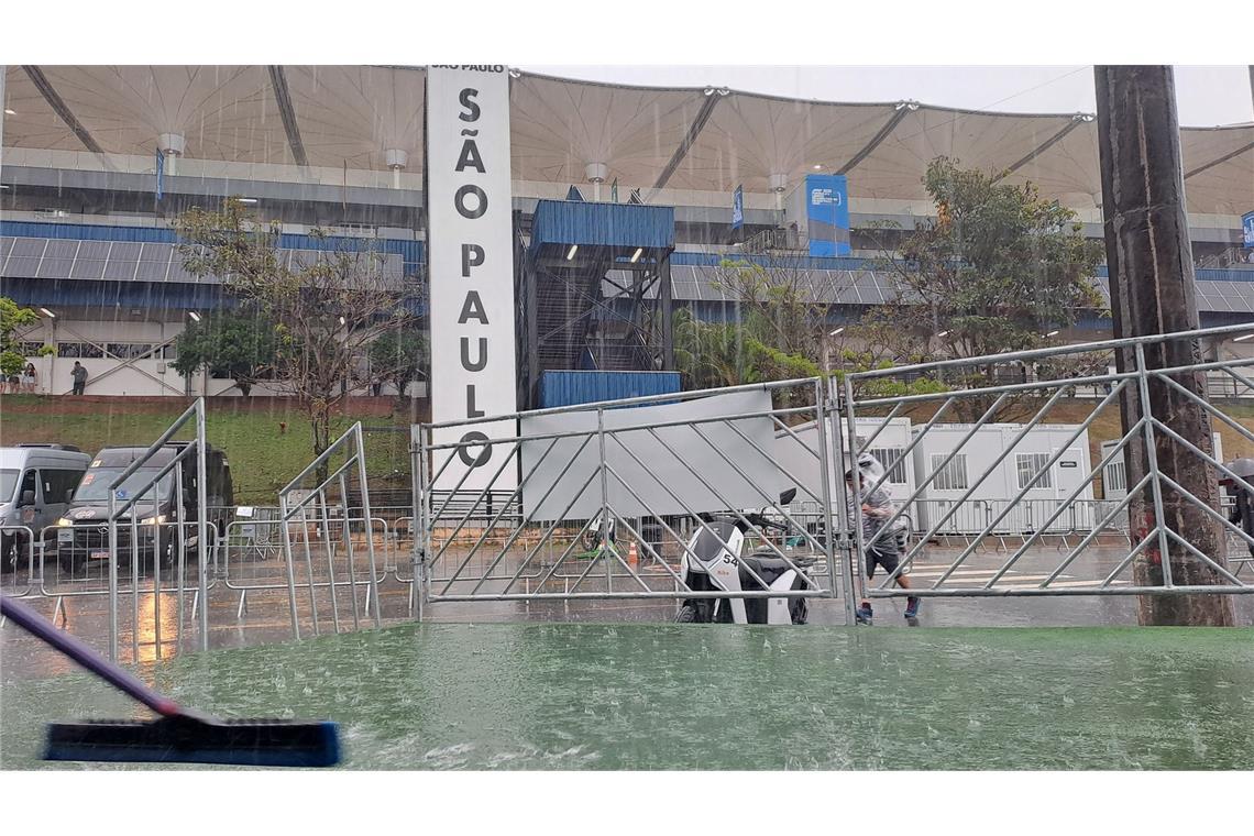 Kein Fahren möglich bei diesem Unwetter.