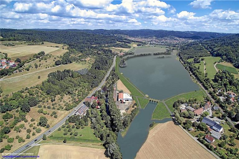 Kein neuer Badesee, sondern das Rückhaltebecken Oppenweiler bei einem 100-jährlichen Hochwasser. Es fasst bis zu 850000 Kubikmeter Wasser. Visualisierung: Ingenieurbüro Sabine Wiederer