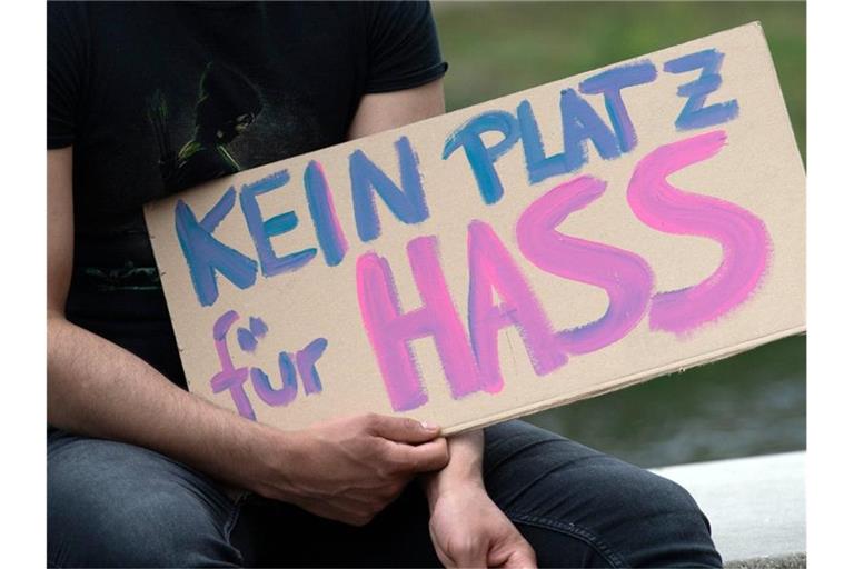 „Kein Platz für Hass“ steht auf einem Pappschild eines Demonstranten. Foto: Paul Zinken/dpa/Archivbild