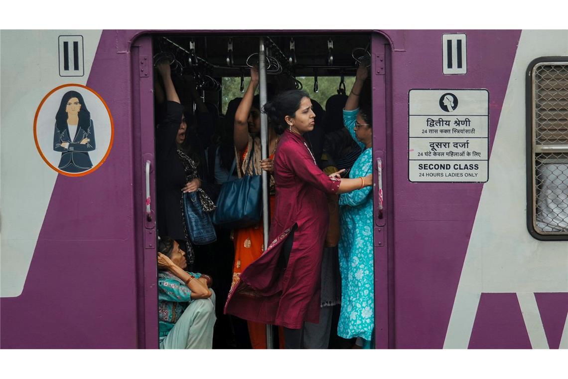 Kein Zutritt für Männer:  Frauen reisen in einem gesonderten Damenabteil eines Nahverkehrzuges durch Indien.