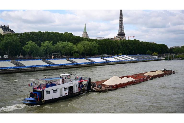 Keine Filmszene, sondern ein Foto aus dem Sommer während Olympia. Ein Schiff passiert Tribünen, im Hintergrund ist der Eiffelturm zu sehen. Im Netflix-Hit "Im Wasser der Seine" treibt dagegen ein Hai sein Unwesen im Pariser Gewässer. (Archivbild)