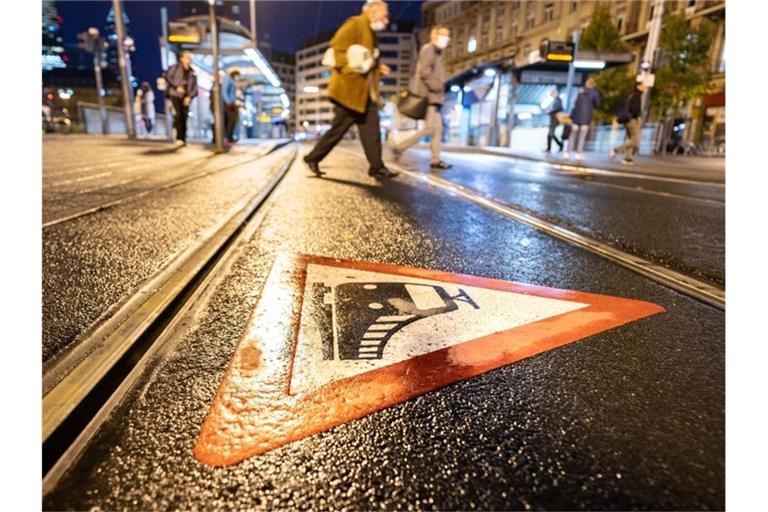 Keine Straßenbahn verkehrt am Dienstagmorgen vor dem Frankfurter Hauptbahnhof. Am Mittwoch sind in Bremen und Städte in Niedersachsen von Warnstreiks betroffen, am Donnerstag Nordrhein-Westfalen und Baden-Württemberg. Foto: Frank Rumpenhorst/dpa