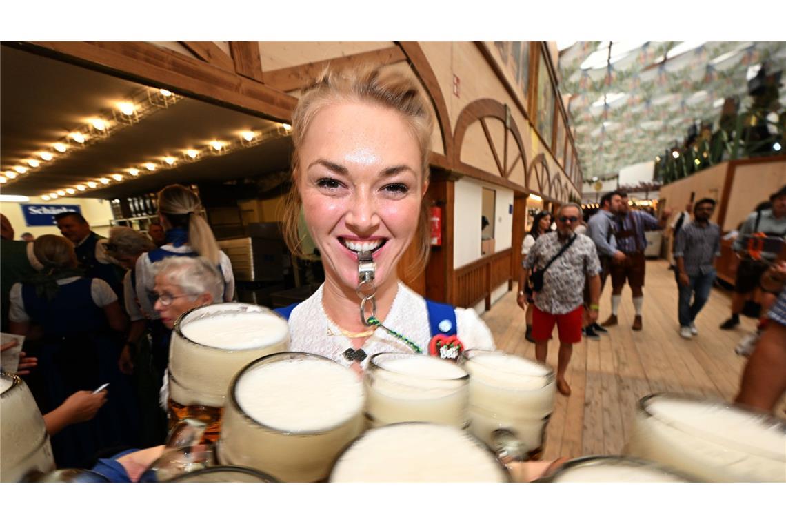 Kellnerinnen und Kellner trugen schier unmenschlich viele Krüge auf einmal durch die Bierzelte...