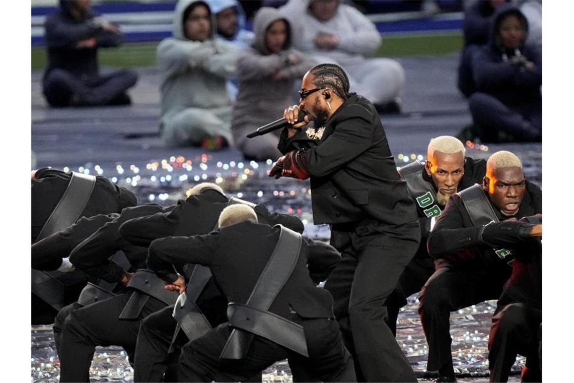Mit Überraschungsgast: Stars feiern Rap-Party in Halbzeit Kendrick Lamar rappt in der Halbzeitpause. Foto: Ted S. Warren/AP/dpa