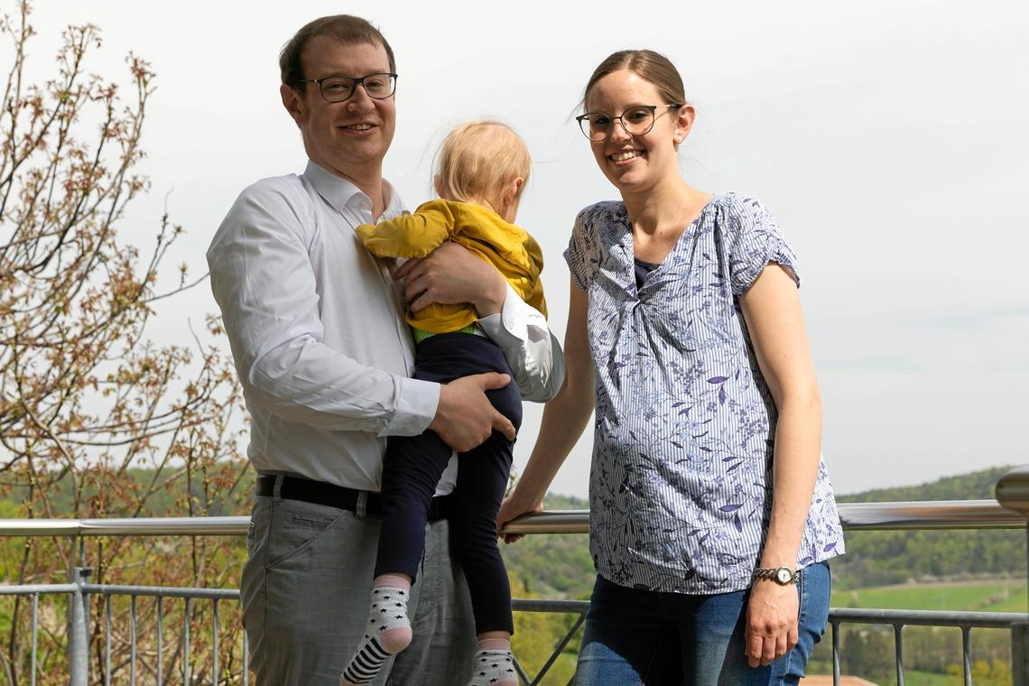 Kerstin und Maximilian Friedrich freuen sich mit ihrer Tochter Katharina auf den Familienzuwachs. Foto: Alexander Becher