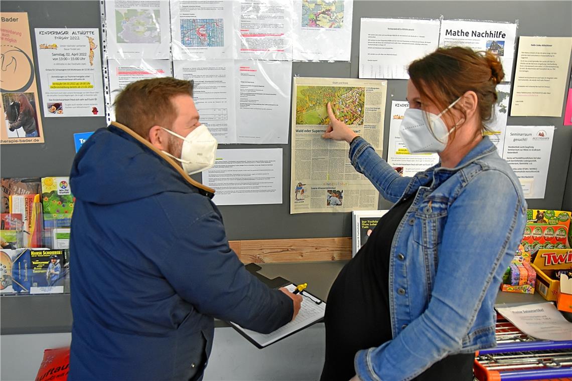 Neuer Standort für Supermarkt in Sicht Kerstin Weller und ihr Partner Julian Banzhaf mit der Unterschriftenliste an der Infowand in Danica’s Dorflädle in Althütte. Foto: T. Sellmaier