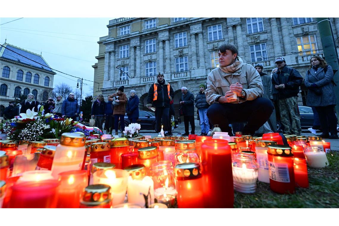 Kerzen brennen am Mahnmal für die Opfer des Amoklaufs an der Karls-Universität in Prag vor einem Jahr (Foto aktuell).