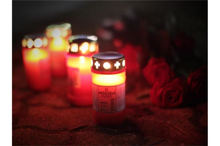 Kerzen brennen zum Gedenken an eine getötete Person. Foto: Fredrik Von Erichsen/dpa/Archivbild