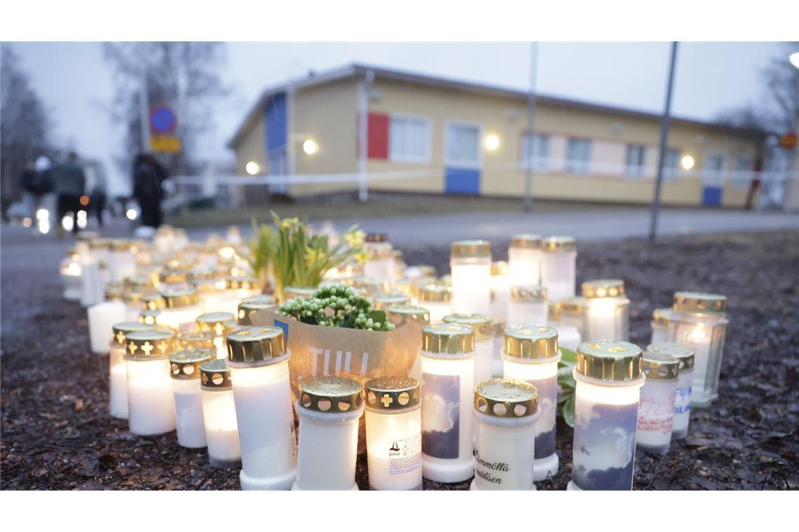 Kerzen und Blumen als Zeichen der Trauer: Bei Schüssen an einer finnischen Grundschule wurde ein Kind getötet und zwei weitere schwer verletzt.