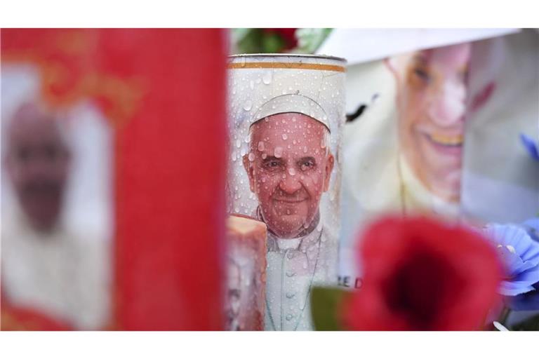 Kerzen und Blumen für Papst Franziskus vor der Poliklinik Agostino Gemelli. Dort wird der Pontifex seit dem 14. Februar behandelt.