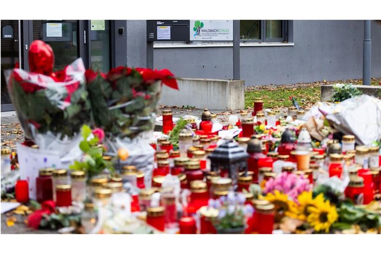 Kerzen und Blumen vor der Schule in Offenburg.