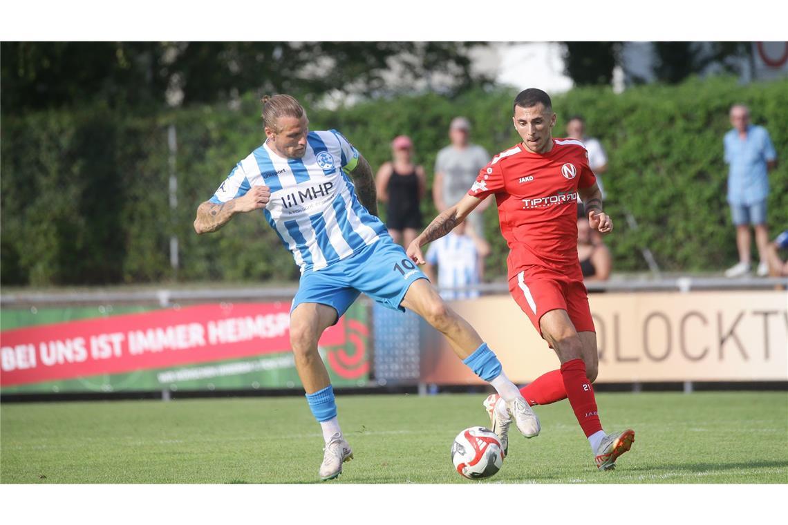 Kevin Dicklhuber (li.) behauptet den Ball gegen Fabian Kianpour.