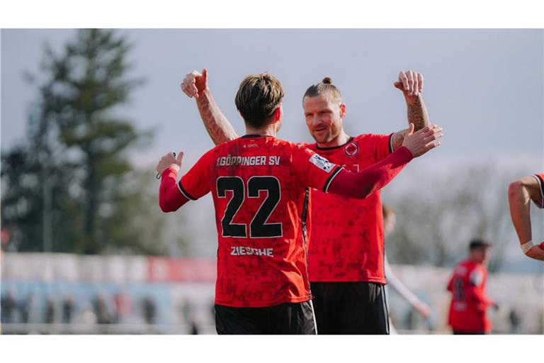 Kevin Dicklhuber (re.) bejubelt mit Max Ziesche den Sieg des 1. Göppinger SV gegen Eintracht Trier.