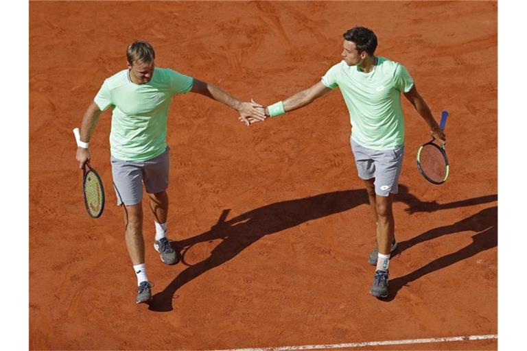 Kevin Krawietz (l) und Andreas Mies erreichten in Paris wieder das Finale. Foto: Jean-Francois Badias/AP/dpa