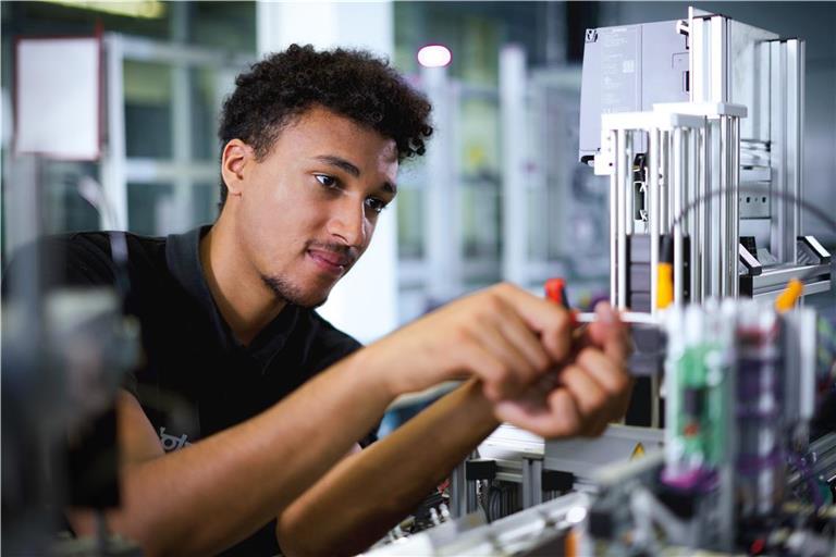 Kevin macht bei Stoba in Backnang eine Ausbildung zum Zerspanungsmechaniker. Foto: Stoba Präzisionstechnik