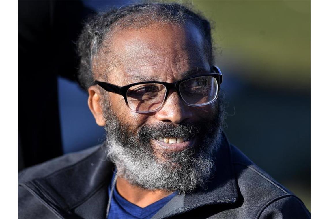 Afroamerikaner saß 43 Jahre lang unschuldig in Haft Kevin Strickland lächelt, als er nach seiner Entlassung aus dem Gefängnis mit den Medien spricht. Strickland saß rund 43 Jahre lang unschuldig in den USA hinter Gittern. Foto: Rich Sugg/The Kansas City Star/AP/dpa