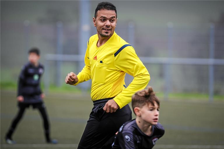 Khaled Ahmad vom SV Allmersbach pfeift Fußballspiele der Jugend sowie der Männer und Frauen. Foto: Alexander Becher