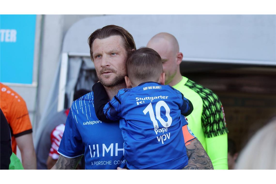 Kickers-Kapitän Kevin Dicklhuber mit Kind  auf dem Arm