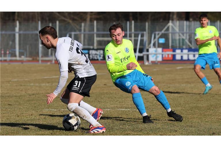 Kickers-Neuzugang Arlind Rexhepi (re.) gegen Aubstadts Leon Heinze